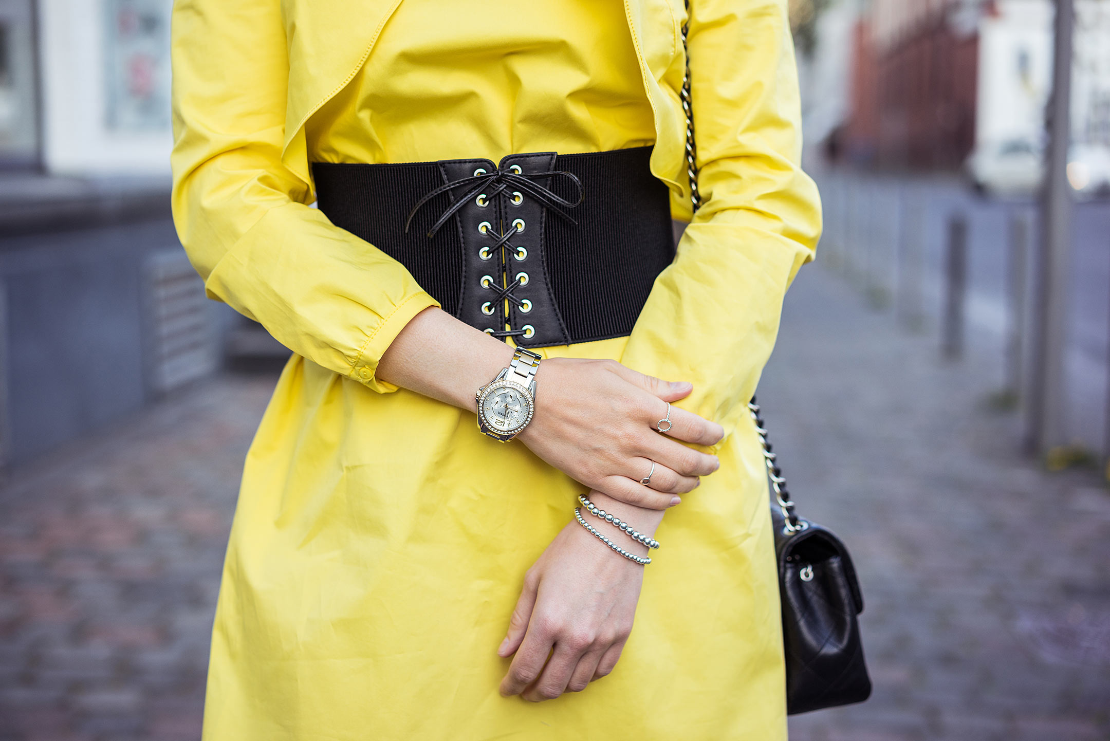 Corsagengürtel schwarz Kleid gelb Sunnyinga Modeblog Düsseldorf
