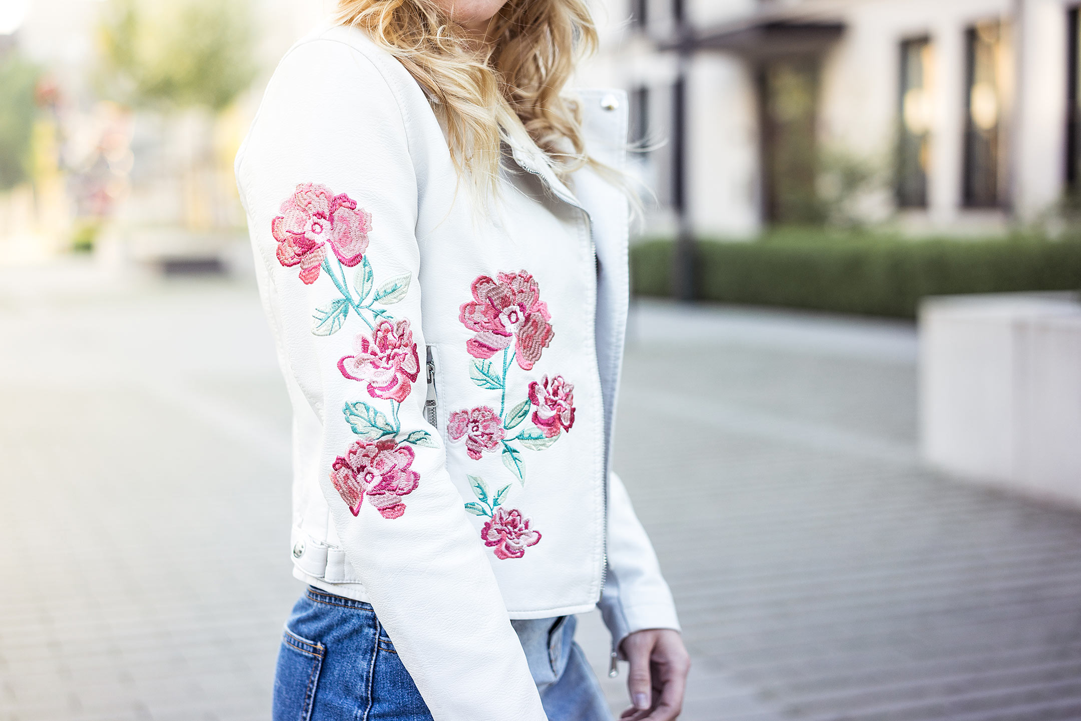 Lederjacke weiß Blumenstickerei Sunnyinga Modeblog