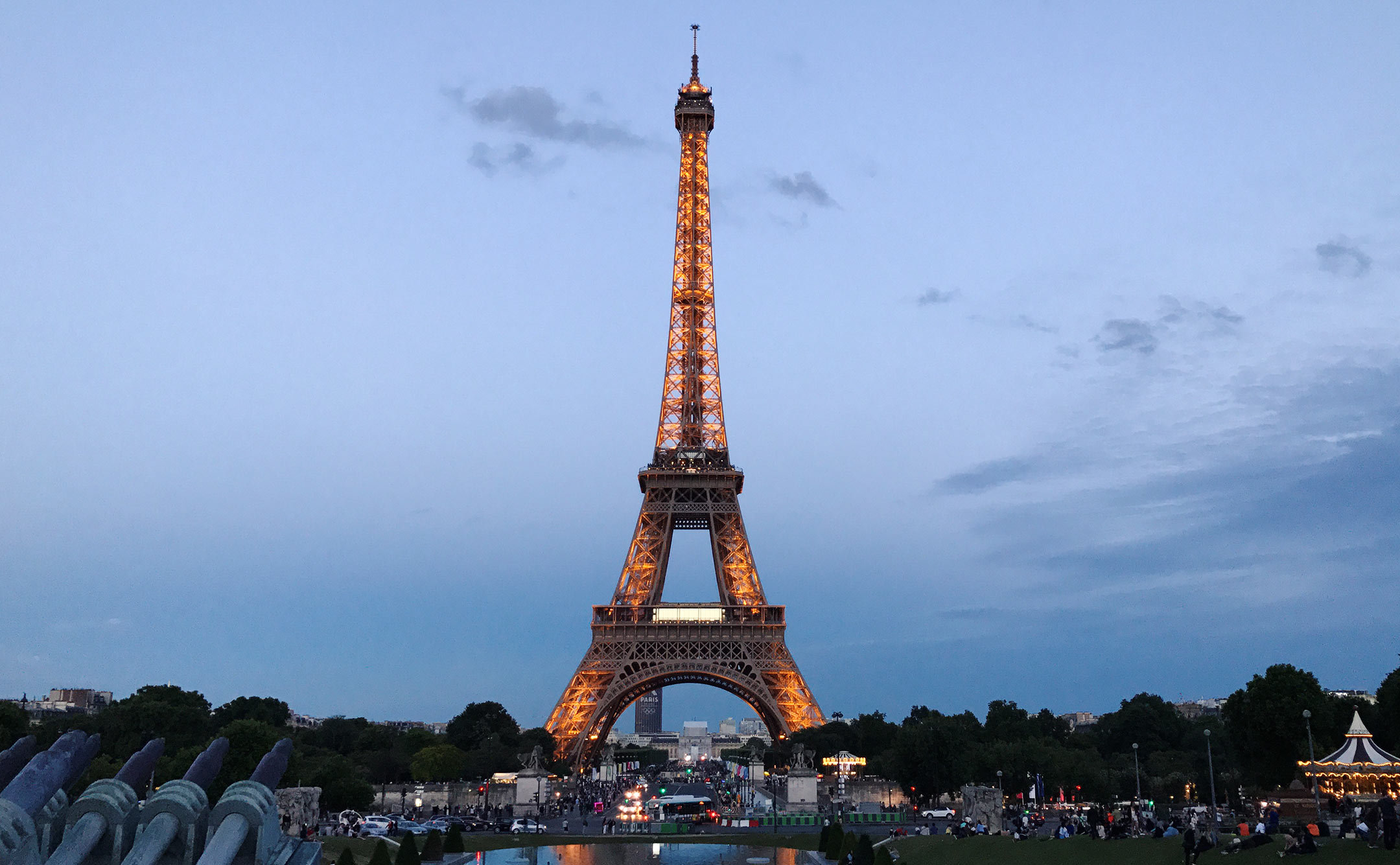 paris-eiffelturm-leuchtet-dunkel-travelblog-sunnyinga