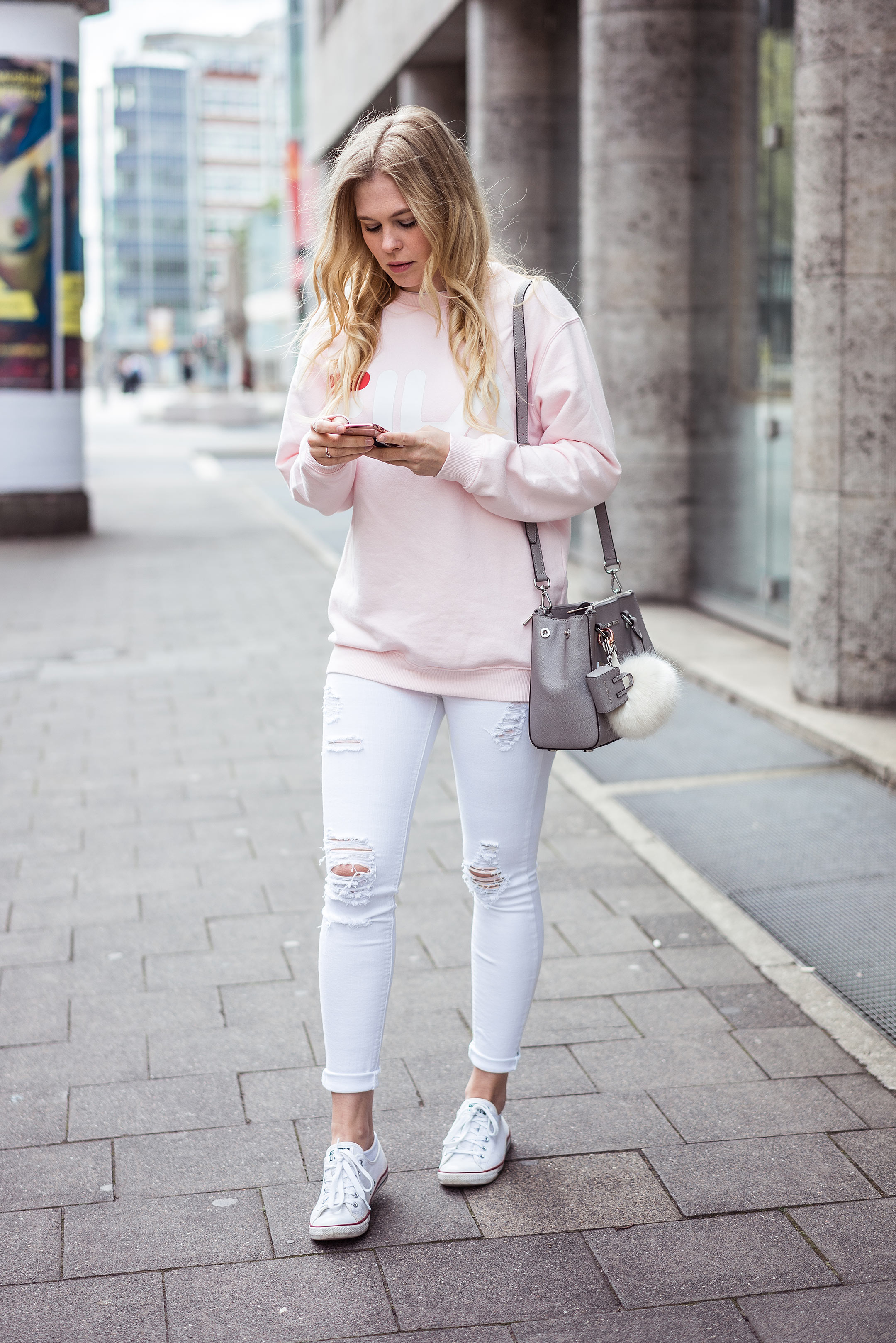 Sunnyinga Outfit Fila Sweater Rosa Skinny Jeans Converse Düsseldorf Streetstyle