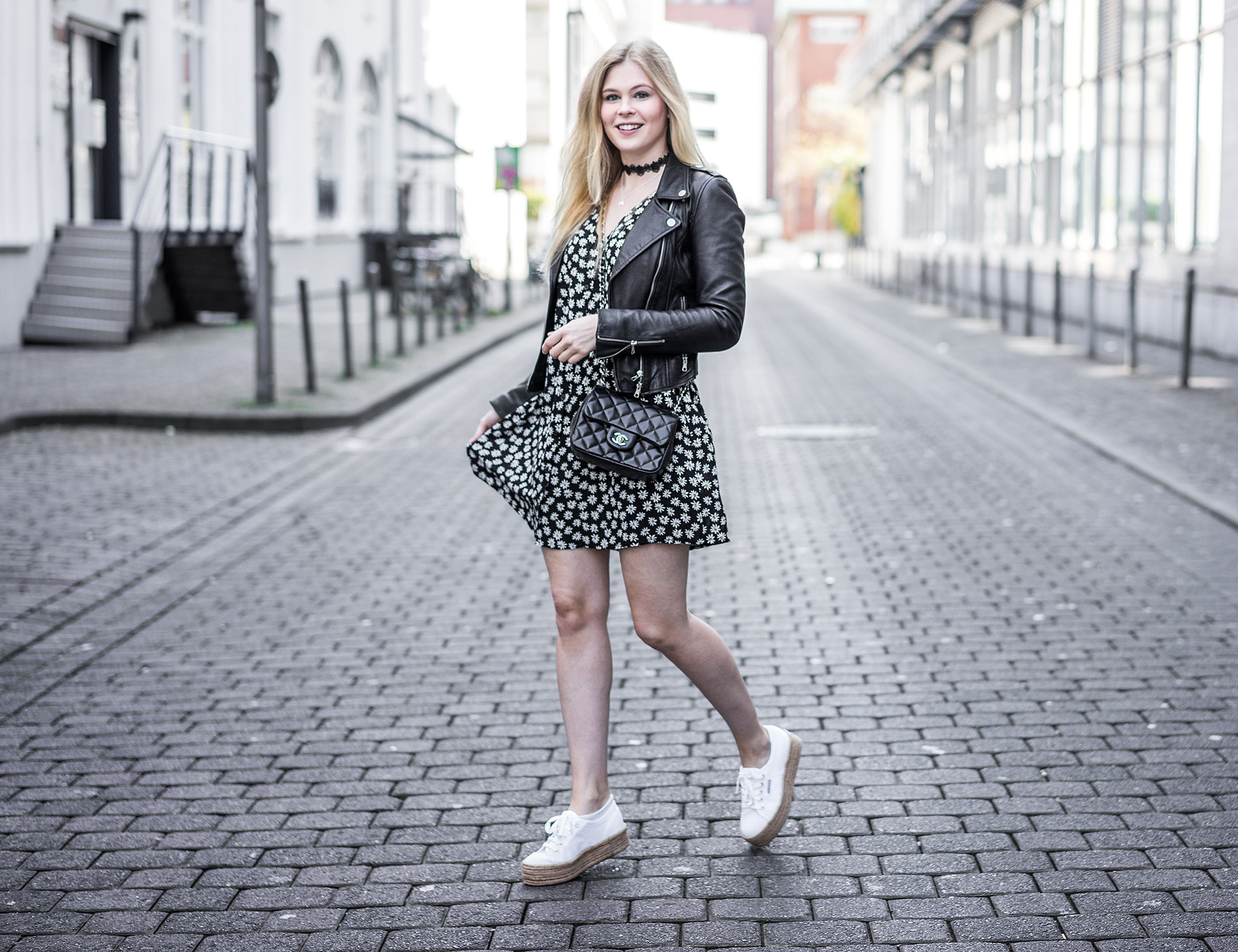 Sunnyinga Outfit Kleid Lederjacke Superga Modeblog Düsseldorf
