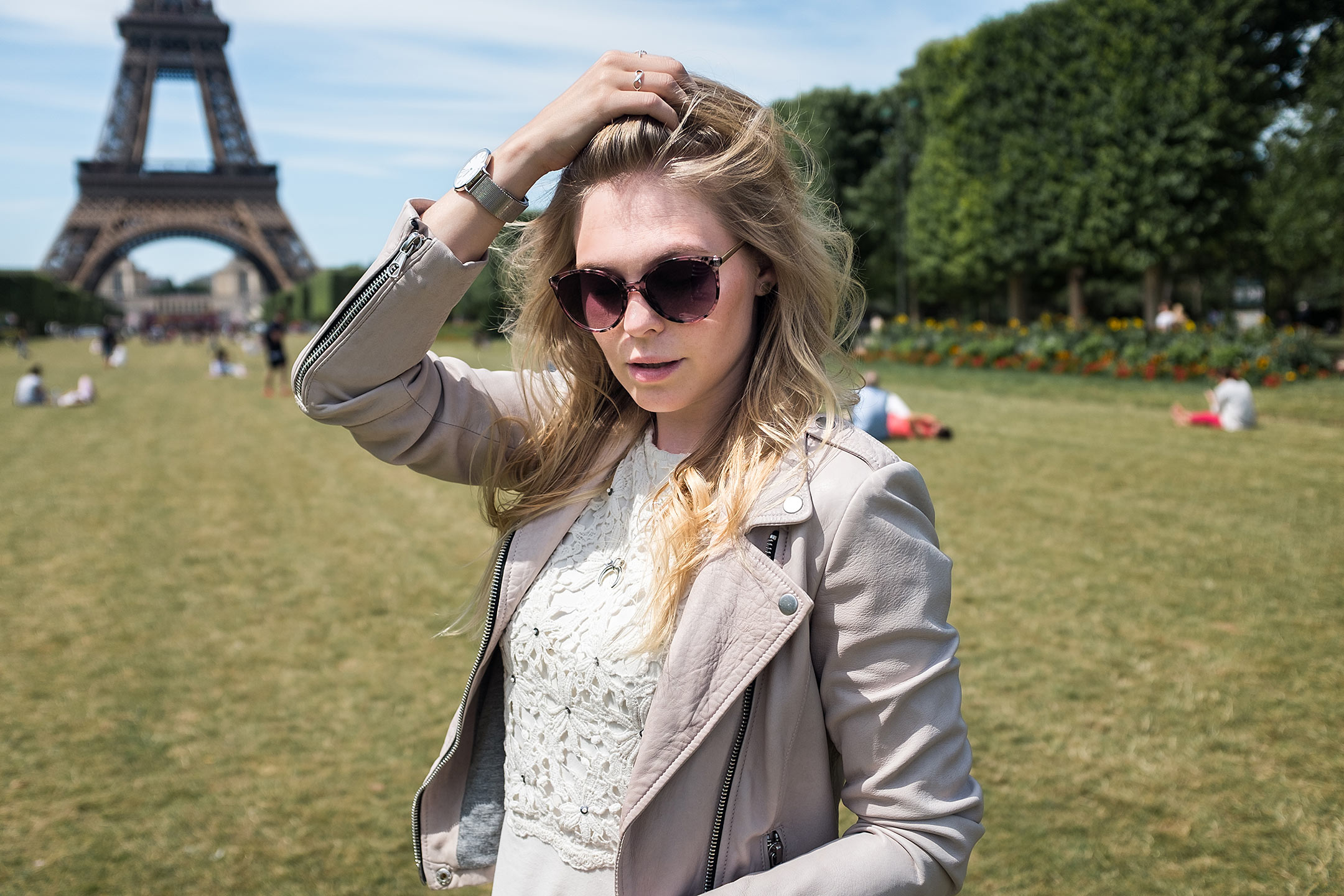 Sunnyinga Paris Outfit Fashion Blog Lederjacke rosa