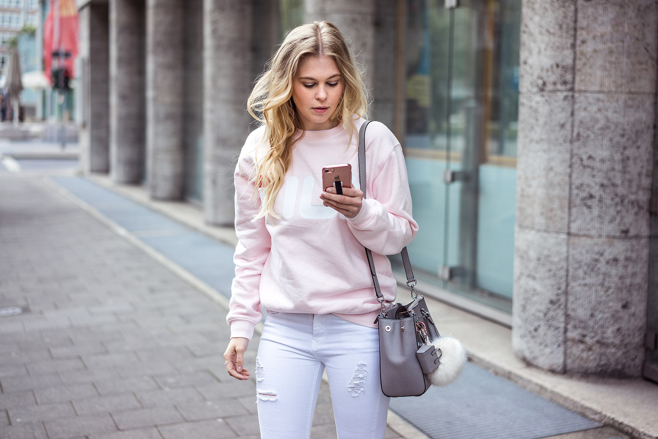 Sunnyinga Streetstyle Düsseldorf Outfit Rosa Pullover Strappy