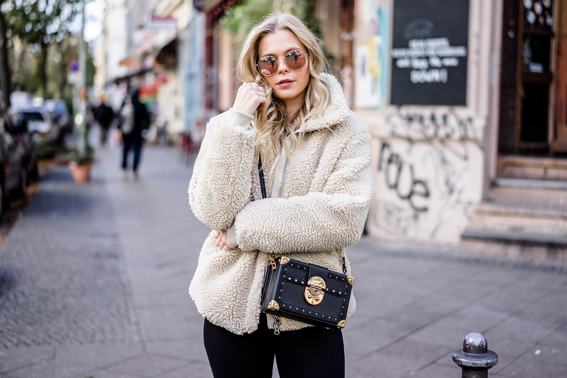 Modeblog Sunnyinga Teddy Coat Trend ootd Mango Tasche Kreuzberg Streetstyle